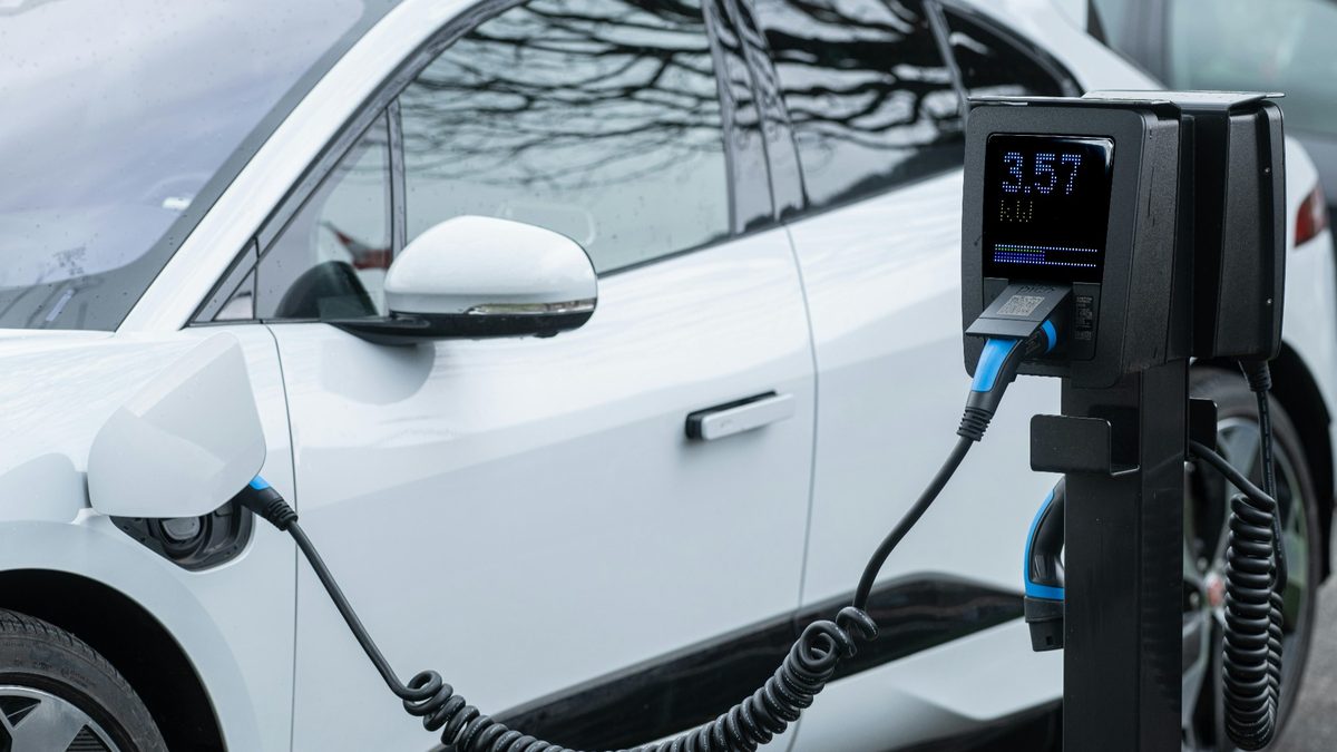 EV Charging on UK Motorways — A Practical Driver Guide (Stops, Speed, Backups)